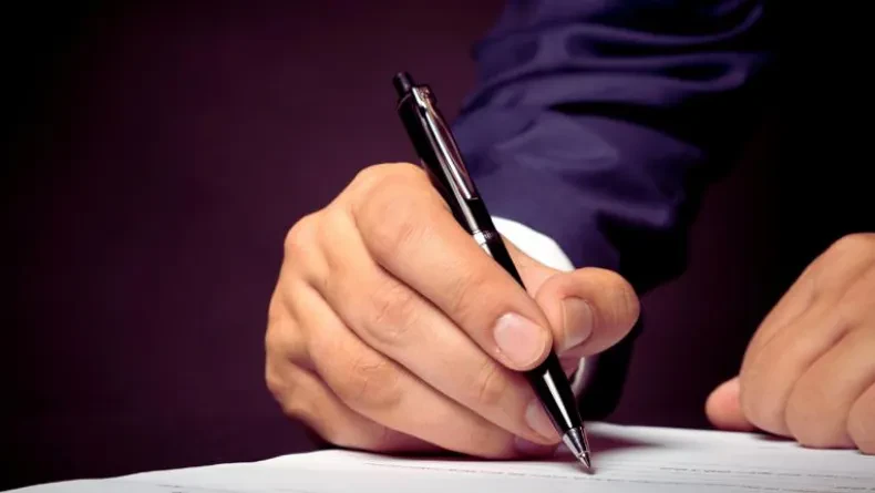 Pourquoi les traducteurs non assermentés devraient adopter la signature électronique dès aujourd’hui