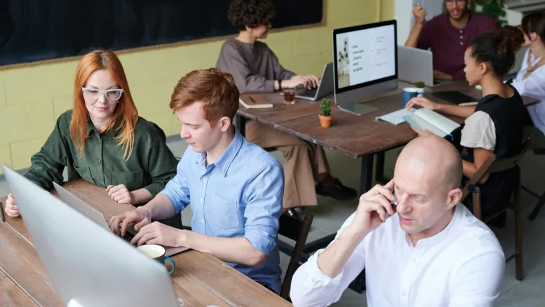 Pourquoi les entreprises recherchent davantage d’interprètes en 2025 : tendances et bonnes pratiques