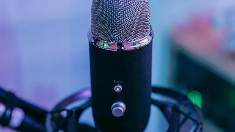 Protéger sa voix quand on est interprète : reportage sur la prévention vocale des traducteurs-interprètes